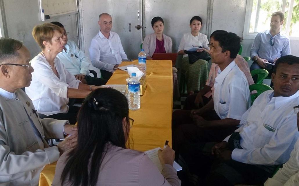 ၂၀၁၈ အောက်တိုဘာ ၁၆ ရက်က ရခိုင်ပြည်နယ် စစ်တွေမြို့ သက်ကယ်ပြင်စခန်းရှိ ရိုဟင်ဂျာများကို ဒေသခံအစိုးရအရာရှိများနှင့်အတူ မစ္စဘူဂင်နာတွေ့ဆုံစဉ်။ ဓာတ်ပုံ - အေအက်ဖ်ပီ