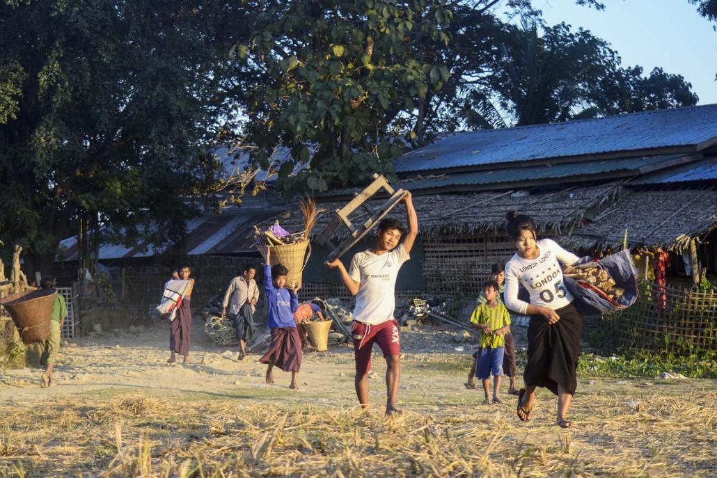 People displaced by violence between the Arakan Army and the Tatmadaw arrive at a camp in Kyauktaw on January 4. (AFP)