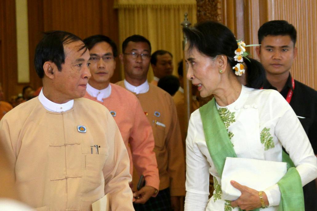 U Win Myint, left, speaks with Daw Aung San Suu Kyi ahead of a parliamentary session in March 2016. (AFP)