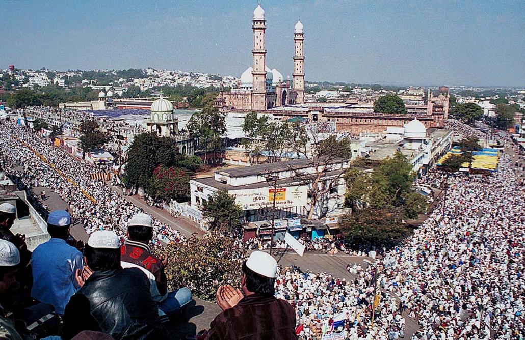 Muslims fill the streets surrounding the Taj ul Masjid Mosque to offer prayers on the final day of a Tablighi religious gathering in Bhopal, India. (AFP)