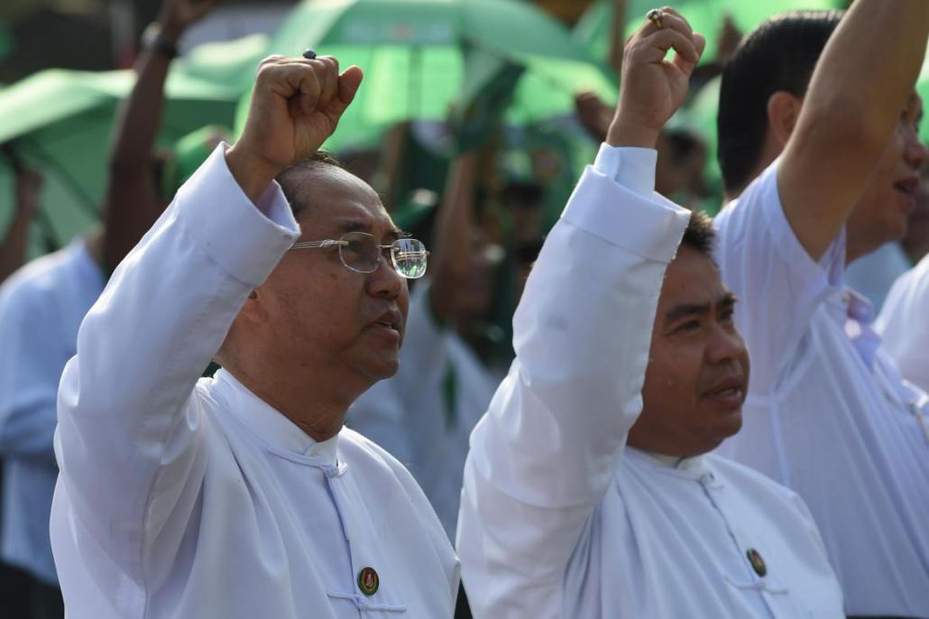 U Myint Swe, left, during a Union Solidarity and Development Party campaign rally in Yangon on October 25, 2015. Myint Swe was Yangon Region chief minister at the time. (AFP)