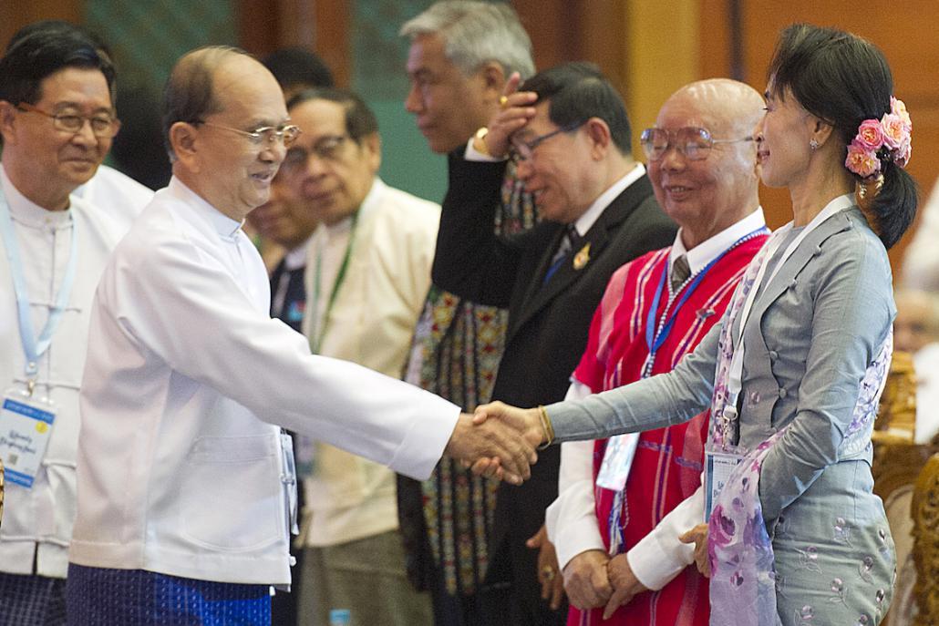 ပြီးခဲ့သည့်ဇန်နဝါရီလက နေပြည်တော်တွင် ကျင်းပခဲ့သည့် ပြည်ထောင်စုငြိမ်းချမ်းရေးညီလာခံတွင် ဦးသိန်းစိန်နှင့် ဒေါ်အောင်ဆန်းစုကြည်တို့ လက်ဆွဲနှုတ်ဆက်နေကြစဉ်။ ဓာတ်ပုံ-အေအက်ဖ်ပီ/ရဲအောင်သူ