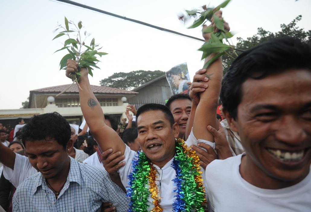 Htin Kyaw raises his arms after his release from Insein Prison on December 31, 2013. (Soe