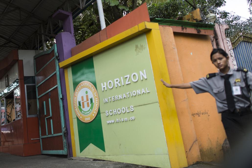 Horizon ကျောင်း ဝင်ပေါက်တွင် စောင့်ကြပ်နေသည့် လုံခြုံရေးဝန်ထမ်းတစ်ဦး။ ဓာတ်ပုံ-အေအက်ဖ်ပီ