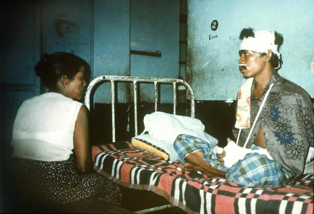 လုံခြုံရေးတပ်ဖွဲ့ဝင်များက သေနတ်ဖြင့် ပစ်ခတ်သဖြင့် ဒဏ်ရာရရှိခဲ့သည့် ဆန္ဒပြသူတစ်ဦး။ ဓာတ်ပုံ-အေအက်ဖ်ပီ