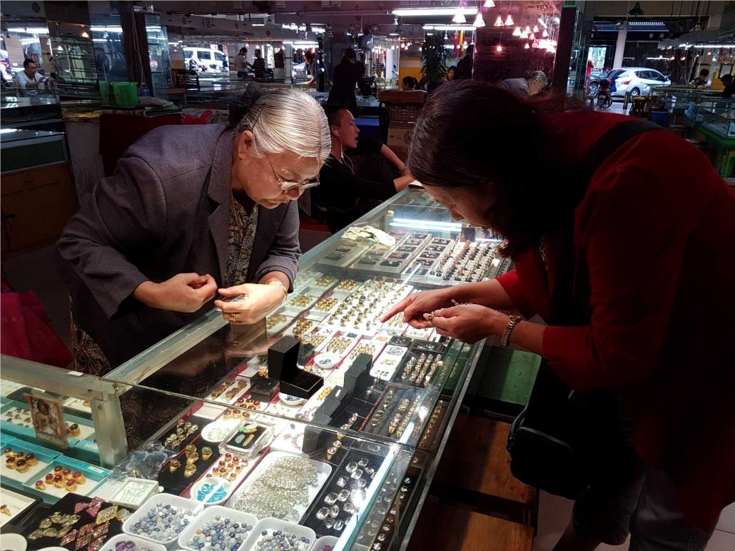 Customers shop at a gem and jewellery store in the Chinese border town of Ruili, better known in Myanmar as Shweli. (Nyan Hlaing Lynn | Frontier)