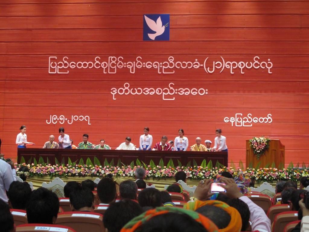 ၂၁ ရာစုပင်လုံ ဒုတိယညီလာခံတွင် သဘောတူညီချက်ရရှိခဲ့သည့်အချက်များကို အစုအဖွဲ့ခေါင်ဆောင်များက ညီလာခံနောက်ဆုံးနေ့ဖြစ်သည့် မေ ၂၉ ရက်နေ့၌ လက်မှတ်ရေးထိုးနေကြစဉ်။ ဓာတ်ပုံ- ဉာဏ်လှိုင်လင်း