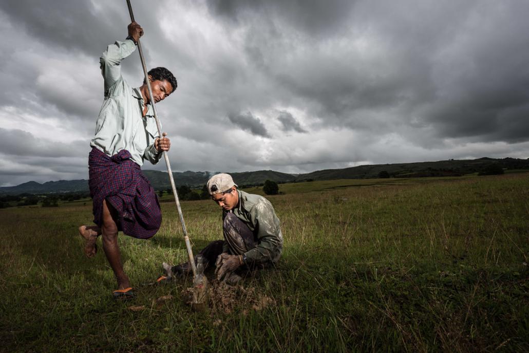 ပုဂ္ဂလိက ကျောက်မီးသွေးတွင်းတစ်တွင်းရဲ့ အလုပ်သမားတွေက မြေအောက်ကျောက်မီးသွေး ရှာဖွေဖို့ စမ်းသပ်တူးဖော်မှုတွေ ပြုလုပ်နေစဉ်။ ဓာတ်ပုံ - ဆူသက်ပ်