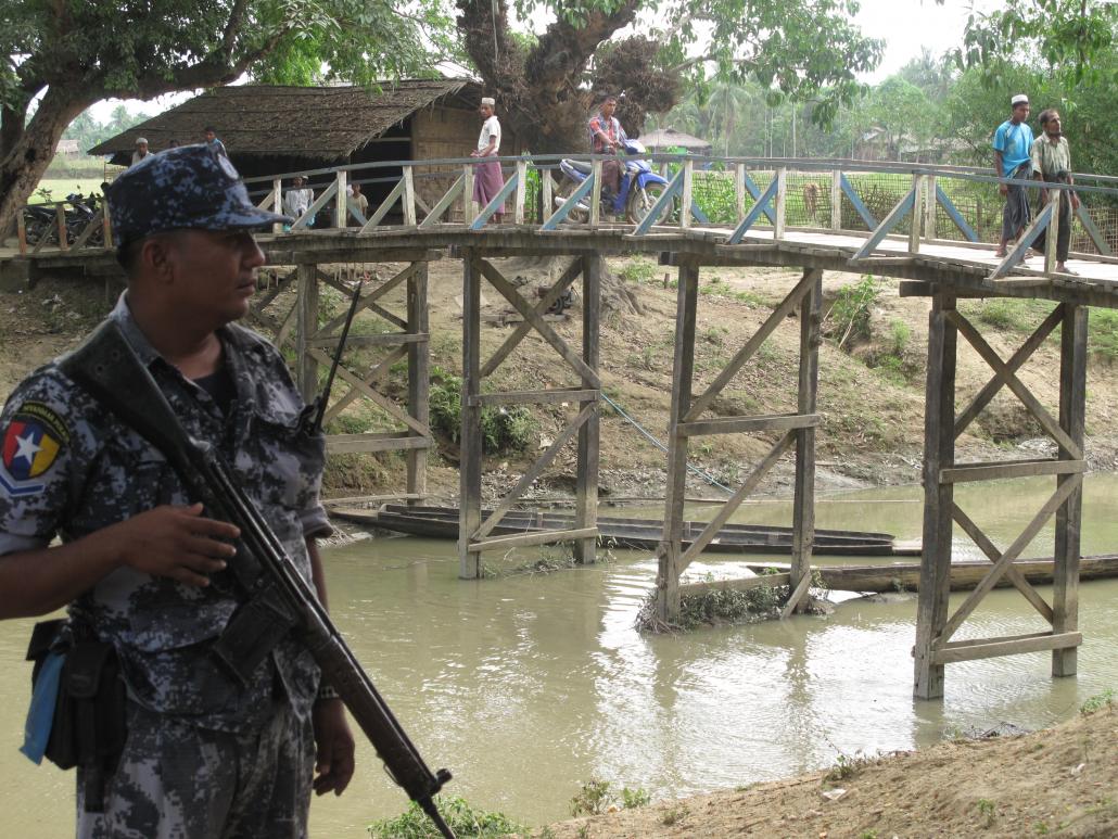 ငရန့်ချောင်းကျေးရွာအုပ်စု၊ ဘူးသီးတောင်မြို့နယ်အတွင်း လုံခြုံရေးတာဝန် ထမ်းဆောင်နေသည့် တပ်ဖွဲ့ဝင်တစ်ဦး။ ဓာတ်ပုံ-ဉာဏ်လှိုင်လင်း