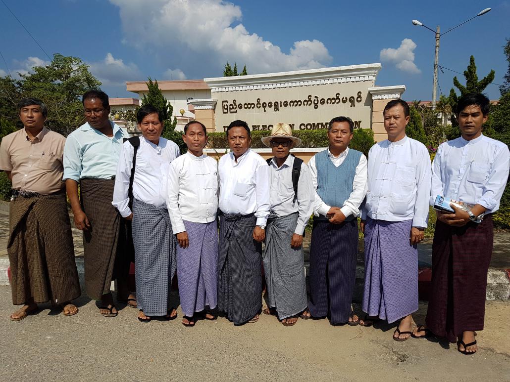 ဦးကိုကိုကြီးနှင့်အဖွဲ့အား ပြည်ထောင်စုရွေးကောက်ပွဲကော်မရှင်ရှေ့တွင် ဒီဇင်ဘာ ၁၉ ရက်နေ့က တွေ့ရစဉ်။ ဓာတ်ပုံ- ဉာဏ်လှိုင်လင်း