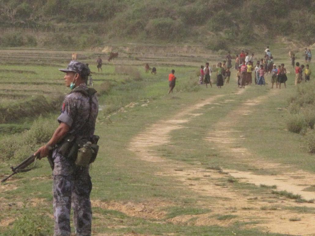 အကြမ်းဖက်သင်တန်းစခန်းတစ်ခုဖော်ထုတ်ရမိသည့် တင်းမေကျေးရွာအနီးတွင် တွေ့ရသော လုံခြုံရေးတပ်ဖွဲ့ဝင်တစ်ဦး။ ဓာတ်ပုံ-ဉာဏ်လှိုင်လင်း