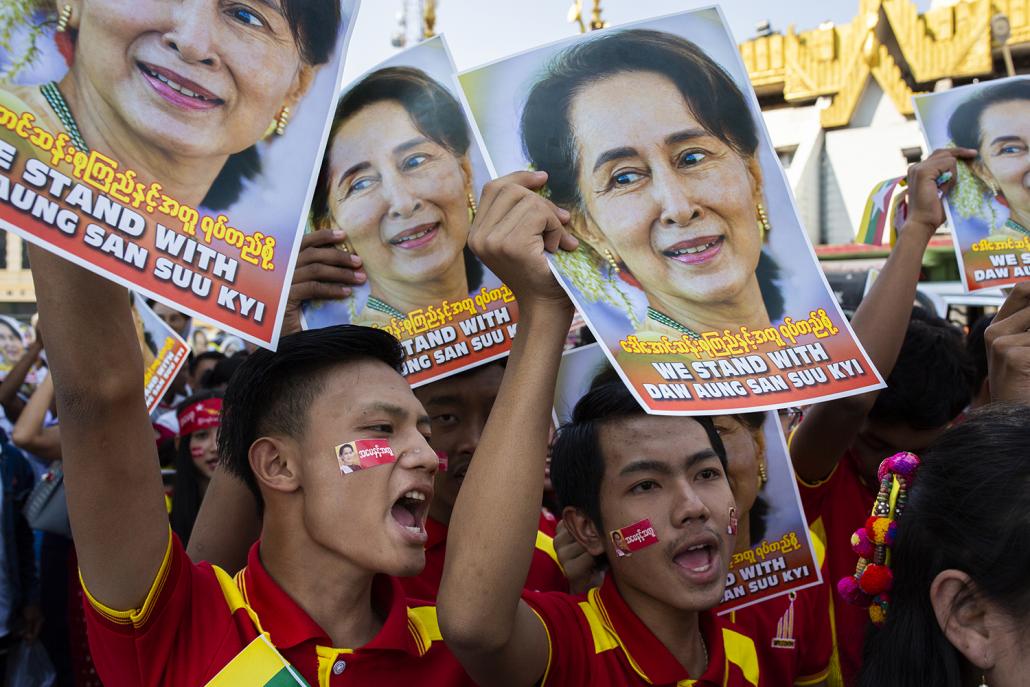 Those at the rally on Tuesday had already made up their mind to support Aung San Suu Kyi, no matter what. (Hkun Lat | Frontier)