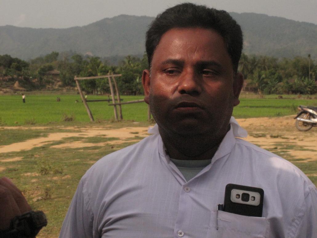 အကြမ်းဖက်သင်တန်းဖော်ထုတ်ရမိသည့် တင်းမေကျေးရွာတာဝန်ခံ ဟာမစ်ဒူလ္လာ။ မီဒီယာများနှင့် တွေ့ဆုံအပြီး ဧပြီ ၁ ရက်၊ နံနက်ပိုင်းအချိန်တွင် ၎င်း၏ နေအိမ်သို့ မျက်နှာဖုံးစွပ် လူတစ်စုက ဝင်ရောက်ကာ သတ်ဖြတ်သွားခဲ့သည်။ ဓာတ်ပုံ-ဉာဏ်လှိုင်လင်း