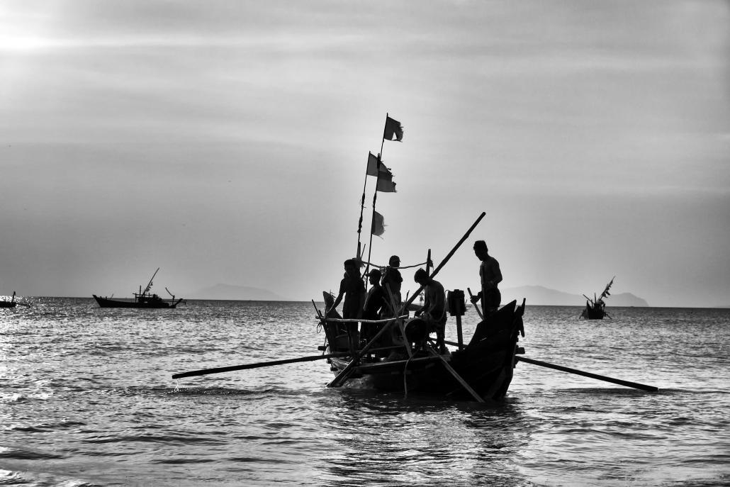 တနင်္သာရီတိုင်းဒေသကြီးရှိ ထားဝယ်ရေနက်ဆိပ်ကမ်း ဆောက်လုပ်သွားမည့်နေရာမှ လုပ်ငန်းခွင်အနီးတွင် ငါးဖမ်းလှေတစ်စင်းကို တွေ့ရှိရစဉ်။ ဓတ်ပုံ - ဘရင်နန် အိုကော်နာ