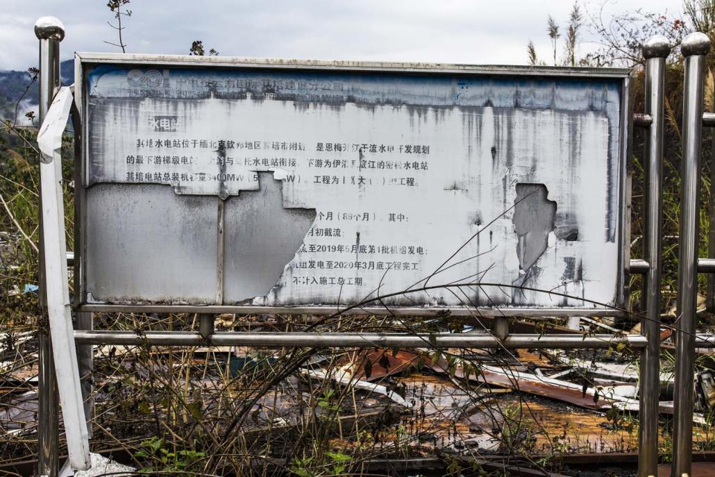 A ruined Chinese language sign at the Chipwi dam site. (Hkun Lat | Frontier)