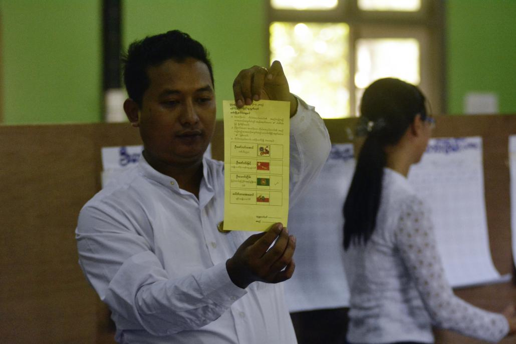 အမ်းမြို့နယ် ရွေးကောက်ပွဲ ကော်မရှင်ရုံးတွင် ကြိုတင်မဲများ ရေတွက်နေစဉ်။ ဓာတ်ပုံ-တေဇလှိုင်