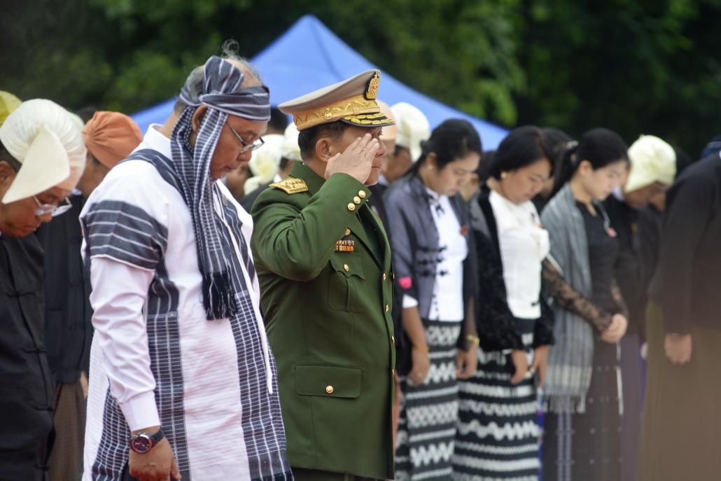 ယခုနှစ် ကျင်းပသည့် နှစ် ၇၀ ပြည့် အာဇာနည်နေ့အခမ်းအနားသို့ တပ်မတော်ကာကွယ်ရေးဦးစီးချုပ် ဗိုလ်ချုပ်မှူးကြီးမင်းအောင်လှိုင် တက်ရောက်ကာ အာဇာနည်ခေါင်းဆောင်ကြီးများအား လွမ်းသူပန်းခွေချ အလေးပြုနေစဉ်။ ဓာတ်ပုံ-တေဇလှိုင်