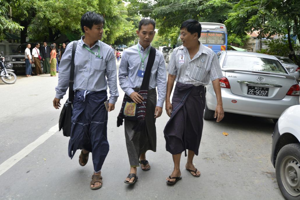 Ko Swe Win, centre, arrives at the Maha Aung Myay court in Mandalay on Monday. (Teza Hlaing | Frontier)