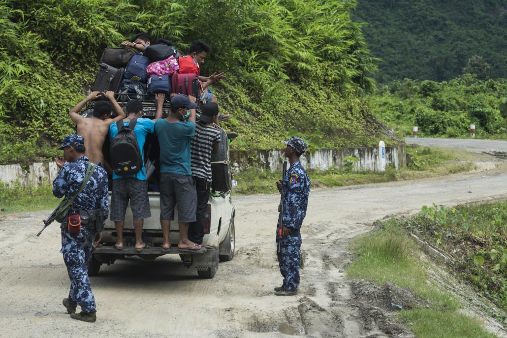 Residents of Maungdaw displaced by the August 25 attacks arrive at the 6-mile checkpoint on August 28. (Teza Hlaing | Frontier)