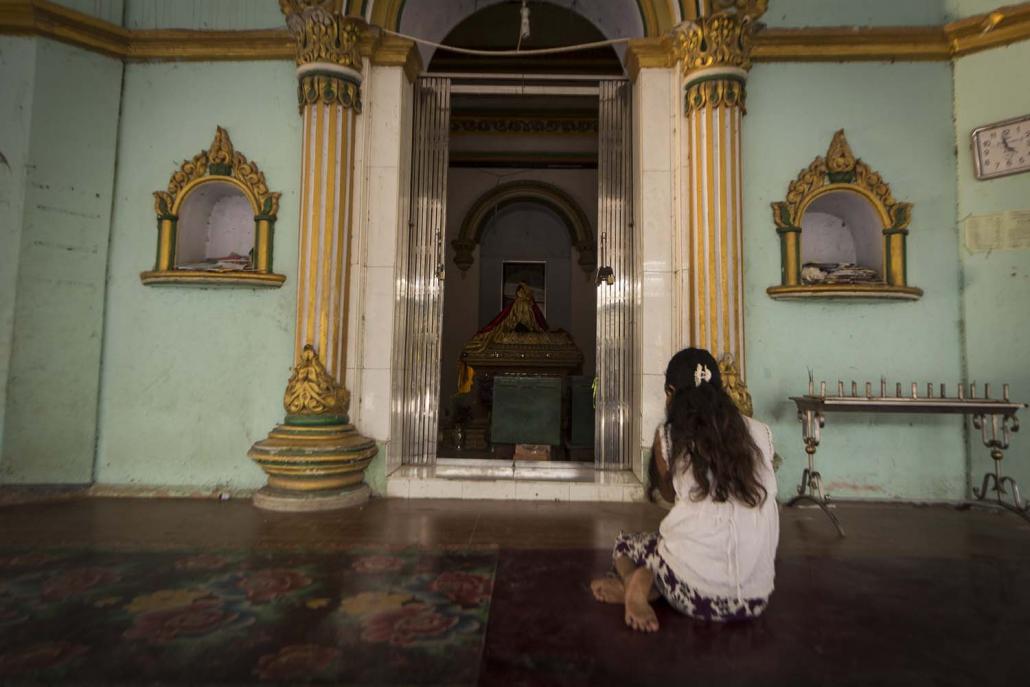 A woman, her face and hair uncovered, prays at the Lushah Dargha (Teza Hlaing | Frontier)