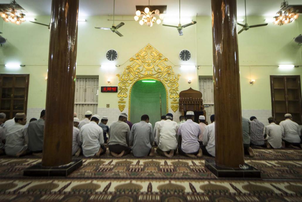 Men pray at Taung Balu Mosque in Mandalay (Teza Hlaing | Frontier)