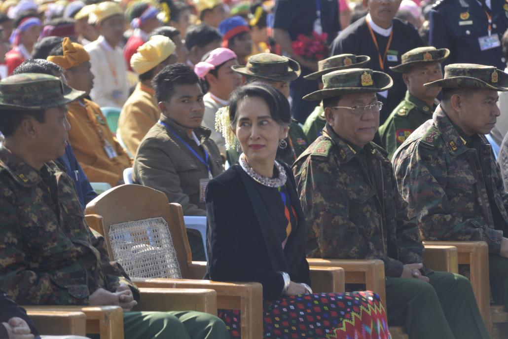 ပြည်ထောင်စုနေ့အခမ်းအနားသို့ တက်ရောက်လာသည့် ဒေါ်အောင်ဆန်းစုကြည်နှင့် တာဝန်ရှိသူများကို တွေ့ရစဉ်။ ဓာတ်ပုံ-တေဇလှိုင်