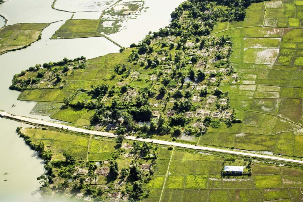 ၂၀၁၈ စက်တင်ဘာ ၂၀ ရက်က ဗြိတိသျှနိုင်ငံရေးဝန်ကြီး မစ္စတာ ဂျယ်ရမီဟန့်အား တပ်မတော်ရဟတ်ယာဉ်ဖြင့် ရခိုင်ပြည်နယ်မြောက်ပိုင်းတခွင် လိုက်လံပြသစဉ်က မောင်တောမြို့နယ်မှမီးသင့်ကျေးရွာများကို တွေ့ရစဉ်။ ဓာတ်ပုံ - အေအက်ဖ်ပီ