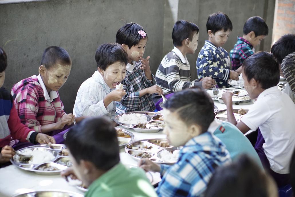 မေတ္တာအလင်းရောင်ကျောင်းကို မိဘမဲ့ကလေးများအတွက် ရည်ရွယ်ဖွင့်လှစ်ခဲ့သော်လည်း ကျောင်းလခပေးတက်ရသည့် ပြင်ပကျောင်းသား ၅၀ ခန့်ကို ကျောင်းစရိတ်ခုမိစေရန်လက်ခံထားသည်။ ဓာတ်ပုံ - အီဗာဟီရ်ရှီ