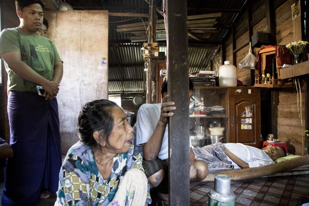 U Aung Kyaw Linn, a 41-year-old alcoholic, on his deathbed in his family home. (Ann Wang / Frontier)