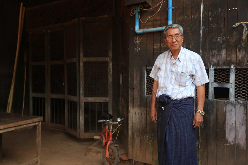 အောင်မင်္ဂလာရုပ်ရှင်ရုံပိုင်ရှင် တတိယမျိုးဆက် အသက် ၇၁ နှစ်ရှိ ဦးနီကို ရုပ်ရှင်ရုံအပြင်ဘက်၌ တွေ့ရစဉ်။ ဓာတ်ပုံ - ဖိလစ် ဂျက်ဘလွန်
