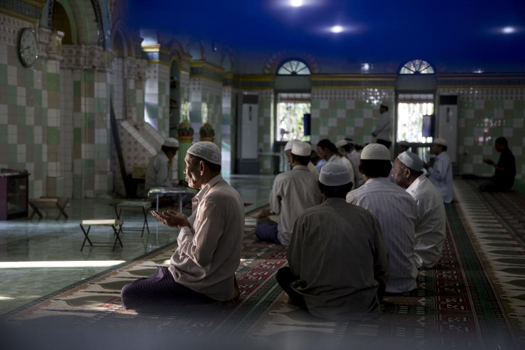 Prayers at Jamae Mosque, the biggest mosque in Thandwe, Rakhine State. (Ann Wang / Frontier)