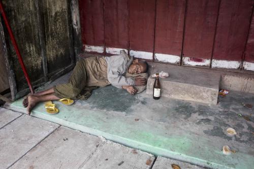 ရန်ကုန်မြို့လယ်တွင် အရက်သမားတစ်ဦး အိပ်ပျော်နေပုံ။