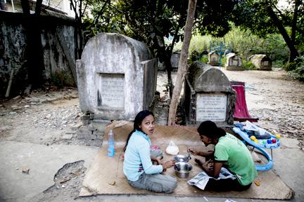 ၁၉၉၇ ခုနှစ်က ဈေးဝယ်စင်တာကြီးတစ်ခု ဆောက်ဖို့ လျာထားခံခဲ့ရတဲ့ ရန်ကုန်မြို့တွင်း ၉၁ လမ်းရှိ ဂျူးသုသာန်ကို တွေ့ရစဉ်။ ဓာတ်ပုံ - အန်းဝမ်