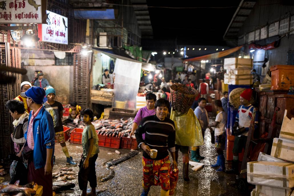 Early morning scenes at the San Pya Fish Market in Kyimyindaing, Yangon. (Ann Wang / Frontier)