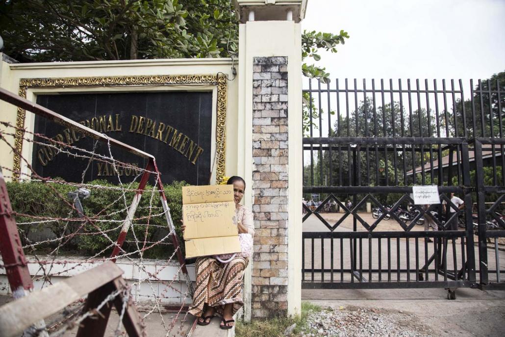 A family member of a political prisoner demonstrates outside Insein prison in 2016. (Ann Wang | Frontier)