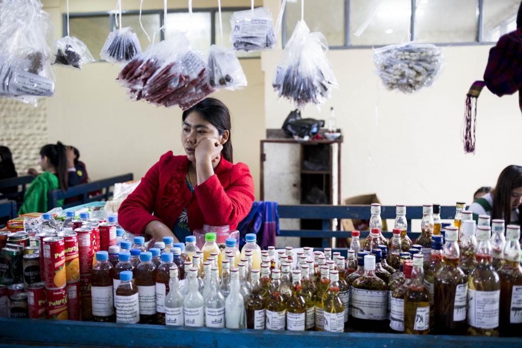 ရှီးပဒီး(ပေါက်ဖတ်မှို)များ အပါအဝင် သဘာဝ ဆေးဖက်ဝင်ပင်များကို ပူတာအိုလေဆိပ်၌ ရောင်းချနေသည်ကို တွေ့ရှိရစဉ်။ ဓာတ်ပုံ - အန်းဝမ်
