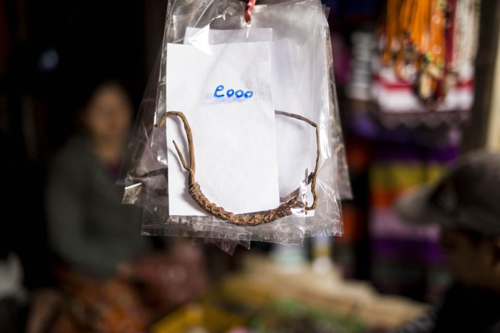 ပူတာအိုလေဆိပ်၌ ရောင်းချနေသည့် ရှီးပဒီး(ပေါက်ဖတ်မှို) ကို တွေ့ရှိရစဉ်။ ဓာတ်ပုံ - အန်းဝမ်