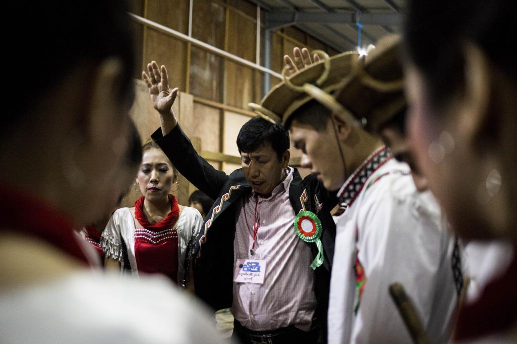 ပွဲတော်တွင် ဖျော်ဖြေသူများ စင်ပေါ်မတက်မီ ဆုတောင်းနေကြစဉ်။ ဓာတ်ပုံ-အန်းဝမ်