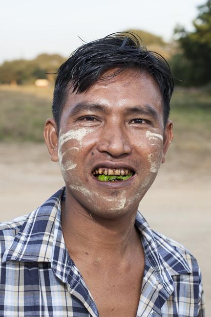 ကွမ်းကြိုက်တတ်သူတစ်ဦးကို တွေ့ရစဉ်။