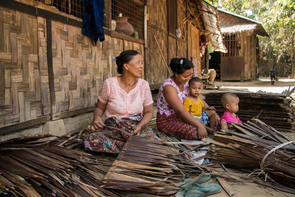 ကျောင်းစုကျေးရွာတွင် ဒေါ်ခရေ(ဘယ်)က နေအိမ်၌ ဓနိပျစ်များ ရက်လုပ်နေစဉ်။ ဓာတ်ပုံ - ငြိမ်းဆုဝေကျော်စိုး