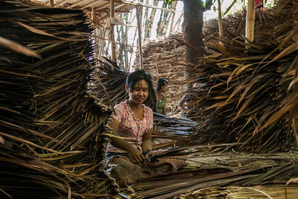 ကျေးရွာအုပ်ချုပ်ရေးမှူး ဦးစီးလုပ်ကိုင်သည့် ဓနိရက်လုပ်ငန်းခွင်ကို တွေ့ရစဉ်။ ဓာတ်ပုံ - ငြိမ်းဆုဝေကျော်စိုး