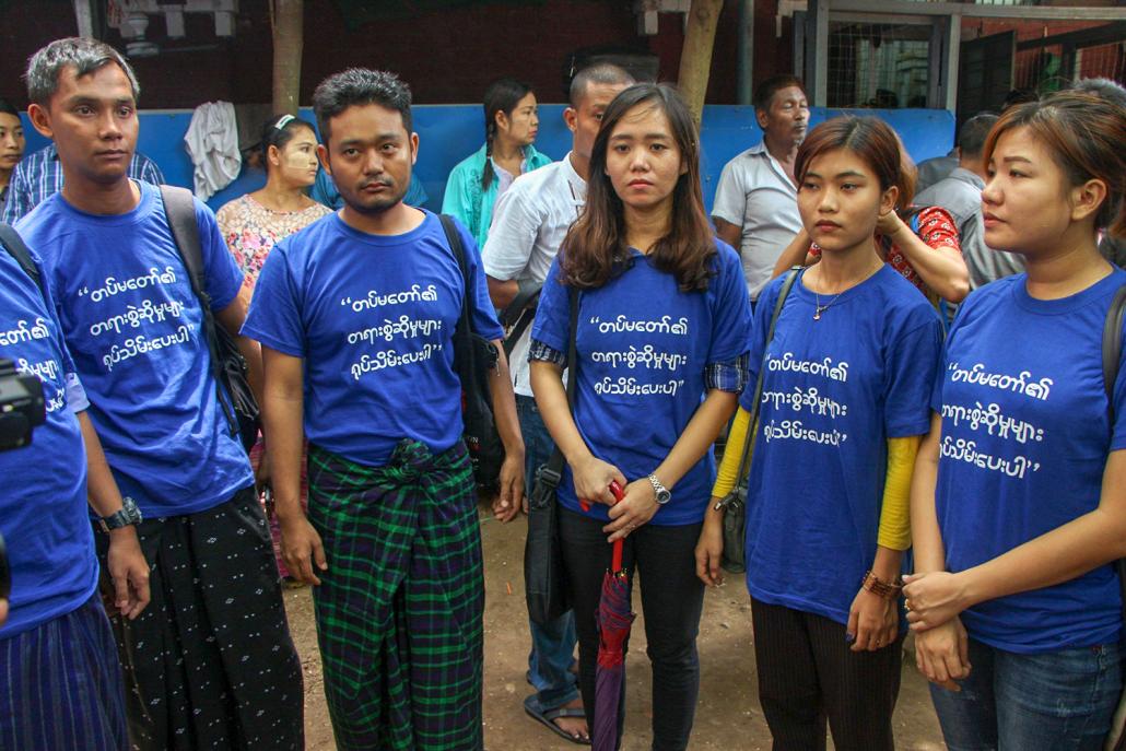 Youth activists including Maung Saungkha (second left) and Phyoe Phyoe Aung (third left) wore blue t-shirts featuring the words in Burmese, “withdraw the Tatmadaw lawsuits”. (Thuya Zaw | Frontier)