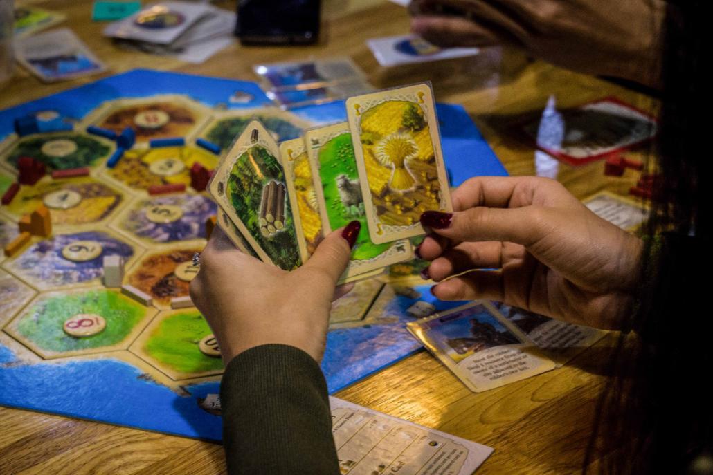 ဟောက်ရူးစ်တွင် Settlers of Catan ကစားနေသူများကို တွေ့ရစဉ်။ ဓာတ်ပုံ - ငြိမ်းစုဝေကျော်စိုး