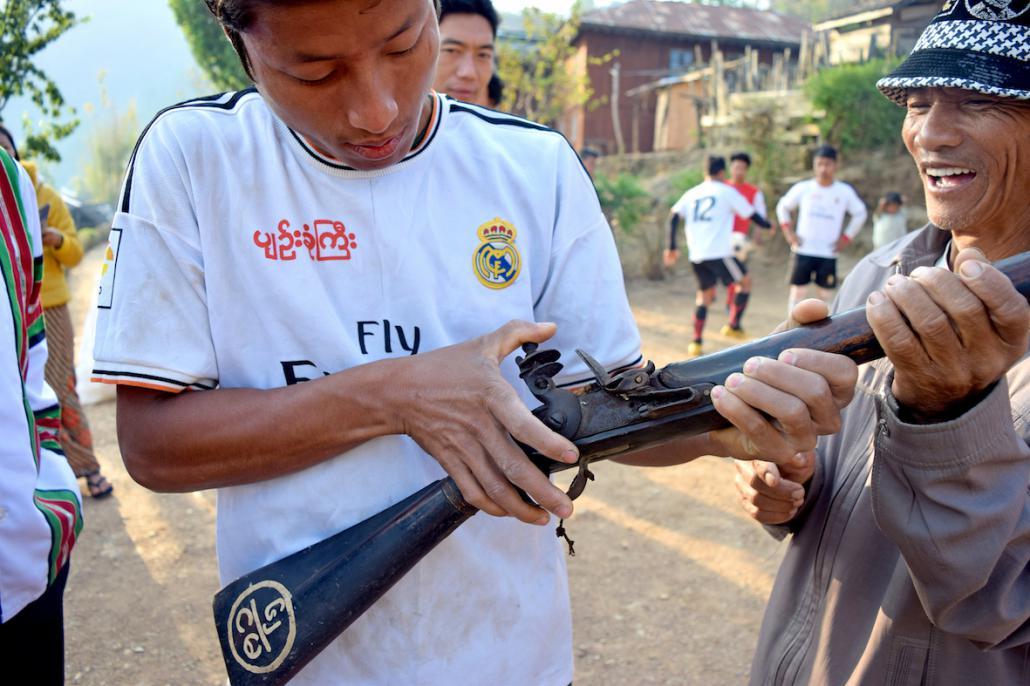 သေနတ်များနှင့် အမဲလိုက်ခြင်းသည် ချင်းယဉ်ကျေးမှုတွင် အရေးပါသော အစိတ်အပိုင်း တစ်ခုဖြစ်သည်။ သို့သော် အချို့ ချင်းပြည်နယ်မှ အမျိုးသားများသည် သေနတ်ကိုင်ဆောင်ခွင့် လိုင်စင်ကို ပြန်အပ်နေကြသည်။ ဓာတ်ပုံ - ရှားလော့ အင်္ဂလန်