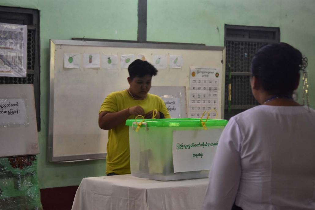 A voter casts a ballot in a polling station in Tarnwe. (Kyaw Lin Htoon | Frontier)