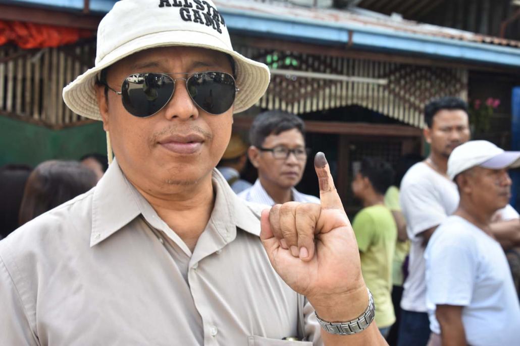 A voter displays an inked finger on November 3 in Tarmwe. (Kyaw Lin Htoon | Frontier)