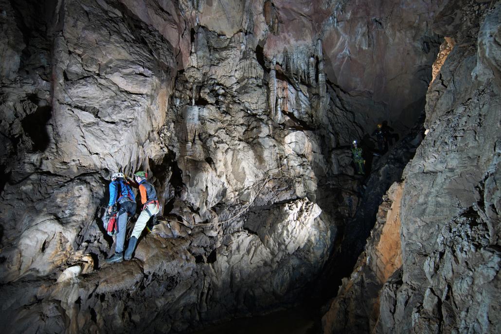 Myanmar Cave Documentation Project အဖွဲ့ဝင်များ ကယားပြည်နယ်မှ လိုဏ်ဂူတစ်ခုကို စူးစမ်းလေ့လာစဉ်။ ဓာတ်ပုံ - Diego Sanz