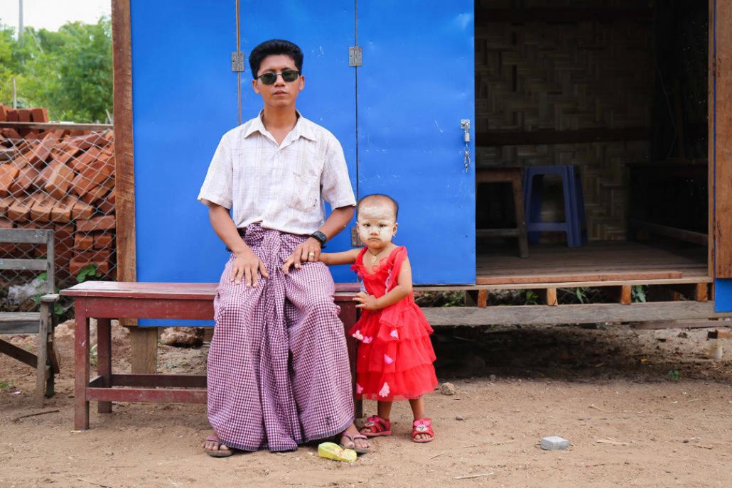 တားရော့ဗေဒင်ဟောသည့် အခန်းရှေ့တွင် ခေတ္တထိုင်နေကြသူများအား တွေ့ရစဉ်။ ဓာတ်ပုံ - ဗစ်တိုးရီးယား မီလ်ကို