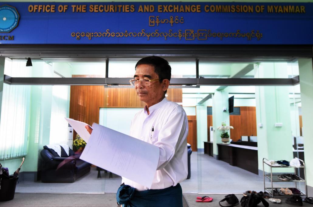 မြန်မာနိုင်ငံ ငွေချေးသက်သေခံလက်မှတ် ကြီးကြပ်ရေးကော်မရှင် (Securities and Exchange Commission of Myanmar) အဖွဲ့ဝင် ဦးဌေးချွန်။ ဓာတ်ပံုံ-စတိဗ် တစ်ခ်နာ