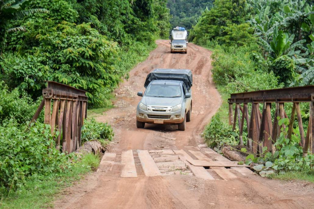 Cars cross a dilapidated bridge on the bumpy road between Dawei and the Htee Khee border crossing. (Kyaw Lin Htoon | Frontier)